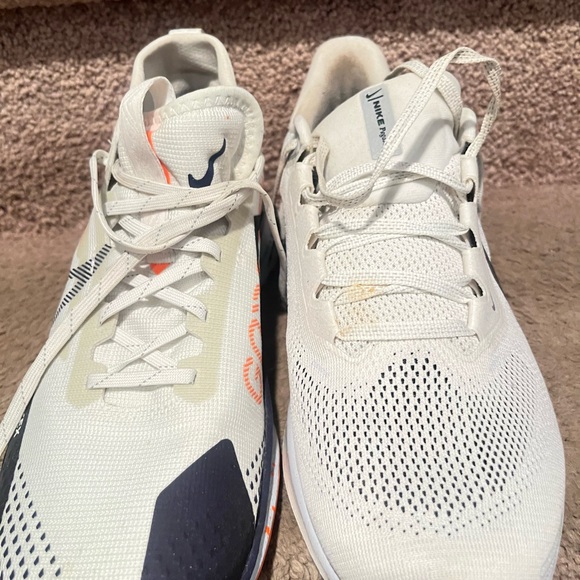 Beautiful size 9 White and Black Gore-Tex Nike Sneakers with Orange Accents. - Picture 12 of 15